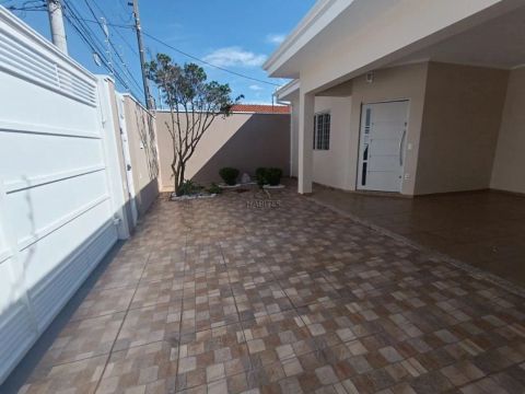 Venda de Casas / Padrão na cidade de Botucatu