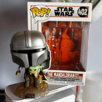 Funko Pop! Star Wars - The Mandalorian with The Child (402)
