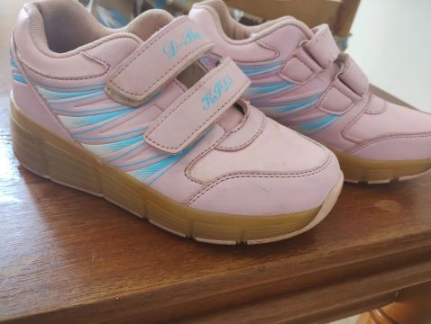 Tênis Infantil Rosa com Luzes e rodinha.