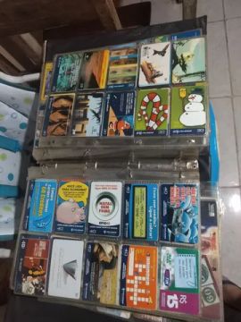 Pasta de coleção de cartões telefônicos. C/ 600
