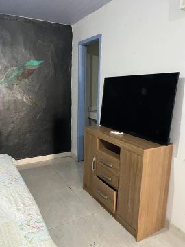Quarto semi mobiliado com TV a cabo