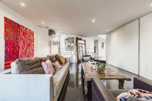 Cobertura Tríplex no coração Vila Nova Conceição. Espaço gourmet, piscina e amplos livings