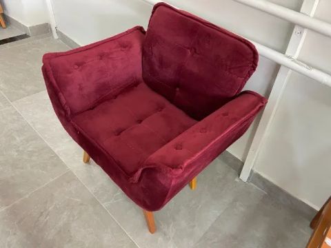 Poltrona em diversas cores com pés de madeira - Só R$ 299! 