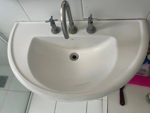 Cuba de banheiro em cerâmica com torneira quente e frio