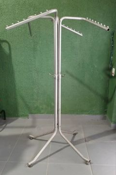 Arara de Roupa em Metal Prateado