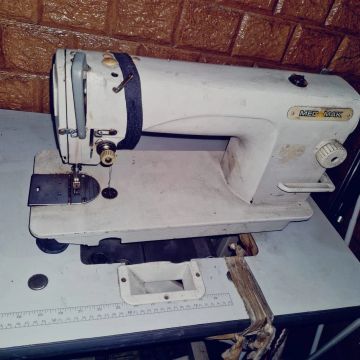 Máquina de costura reta