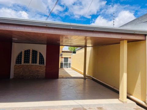 Casa com garagem coberta e área externa