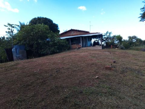 Sítio com casa e área verde