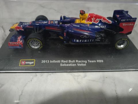 Miniatura de Fórmula 1 Infiniti Red Bull Racing Team RB9 - Sebastian Vettel 1:32