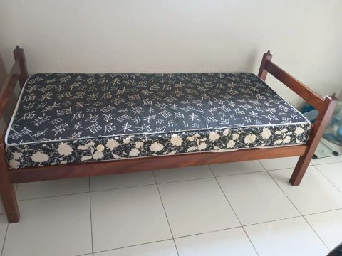 Cama de madeira com colchão