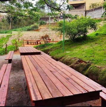 Mesa de madeira para jardim