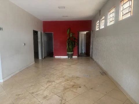 Alugo excelente loja em Avenida comercial.