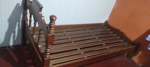 Cama de madeira maciça