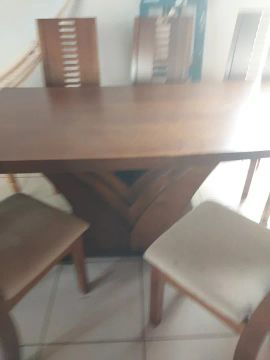 Mesa com 6 cadeiras madeira maciça. 