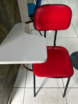 Cadeira escolar com mesa acoplada - Vermelha