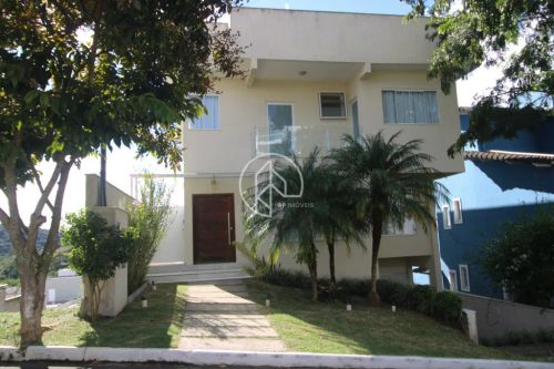 Linda casa com 5 quartos no condomínio Nova Gramado