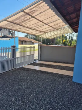Alugo casa imobiada com 3 quartos sendo.um suíte,.