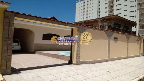 Excelente Casa na Praia Grande, com Piscina e Amplo Quintal!