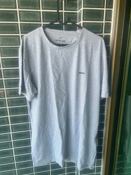 Camiseta Skyler listrada cinza