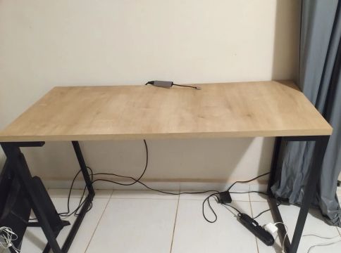 Escrivaninha de madeira com estrutura em metal