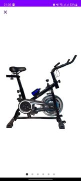 Bicicleta spinning com roda de inércia