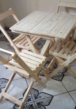 Conjunto Mesa e Cadeiras Dobráveis de Madeira