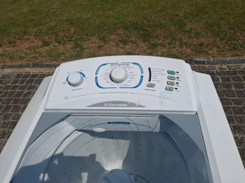 Vendo máquina de lavar roupas Electrolux 12kg funcionando perfeitamente bem conservada 