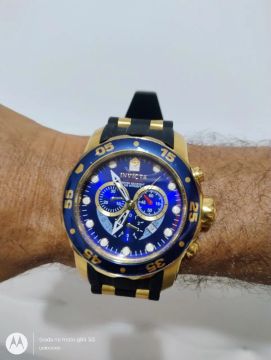 Relógio Invicta fundo azul  W/R 100 MT modelo NR 6983