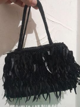 Bolsa de mão preta com franjas