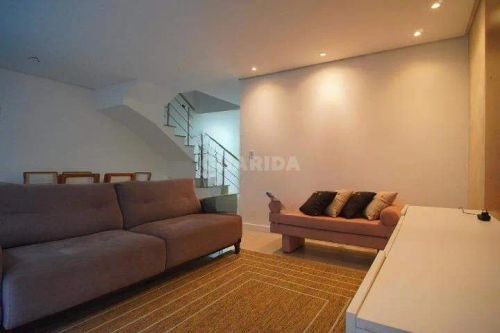 Casa em condomínio com 3 dormitórios sendo 1 suíte para alugar no bairro Alto Petrópolis.