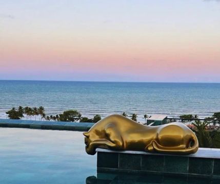 Escultura de pantera Dourada para Decorar sua Piscina