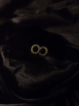 Brinco Números Romanos - Banhado a Ouro, Clássico e Sofisticado