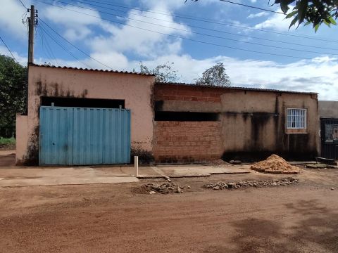 Casa com  ótima localização 