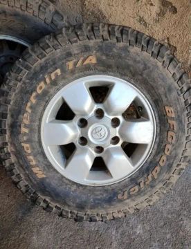 2 rodas de liga 15 Hilux original