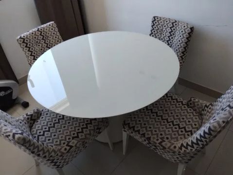 Mesa de jantar com 4 cadeiras 