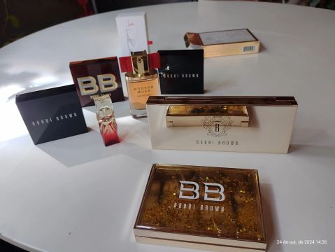 Perfumes e maquiagem  importados  ( vendo como está )