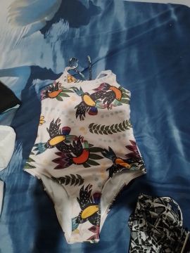 Maiô  feminino com estampa de tucanos