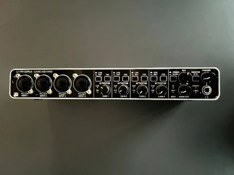 Interface Behringer UMC404HD - 4 Canais