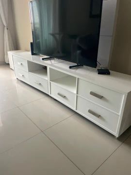 Rack de TV branco com 6 gavetas