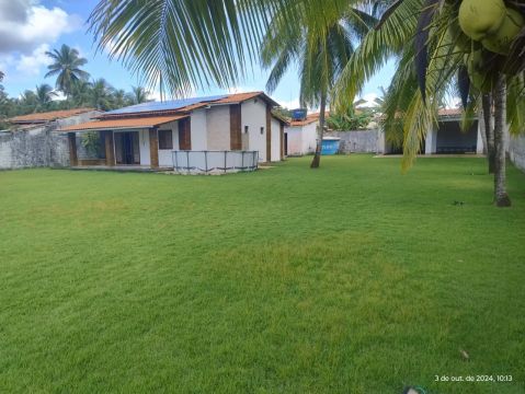 Oportunidade! Casa com 2 Terrenos, Frente a Praia, 5/4, Cond. Fechado, Praia Privativa!