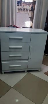 Cômoda branca 4 gavetas e 1 porta