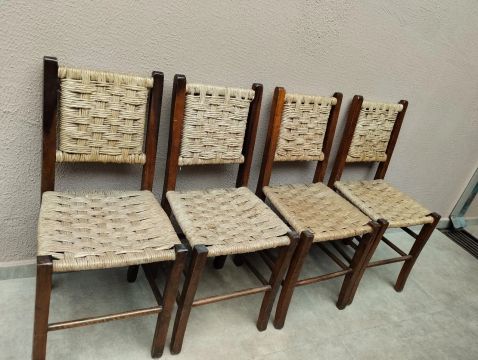 Quatro cadeiras de palha 250 reais 