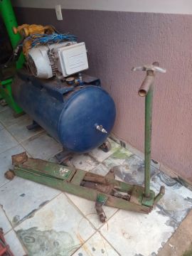 Compressor de ar e macaco jacaré de 2 tonelas  maquina pneumatica seme nova pouco usada