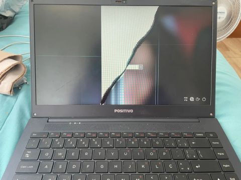 Notebook Positivo com tela quebrada