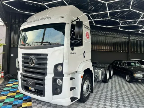 25.420 CONSTELLATION 6X2 2P (DIESEL)(E5) BRANCA 2014/2014