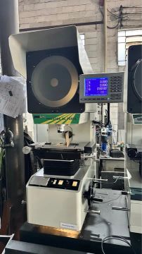 Projetor de perfil Pantec.