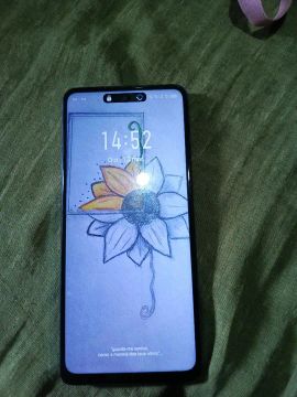 Vendo este celular semi novo 