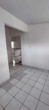 Aluga-se ou troco por terreno ou casa bem localizado