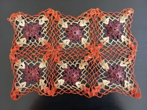 Pano ou Toalha de Bandeja retangular em fibra de buriti com detalhes coloridos