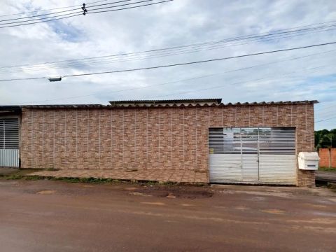 Vende-se uma casa mobiliada. 